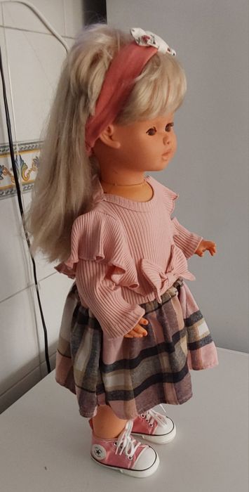 BONECA LINDA ANTIGA EM PLÁSTICO RIGIDO.Casa,Quarto,Sala,Colecção.