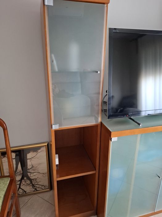 Móvel de sala com 2 torres laterais.