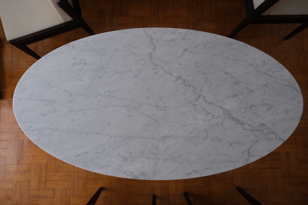 Mesa Tulip OVAL com tampo em mármore