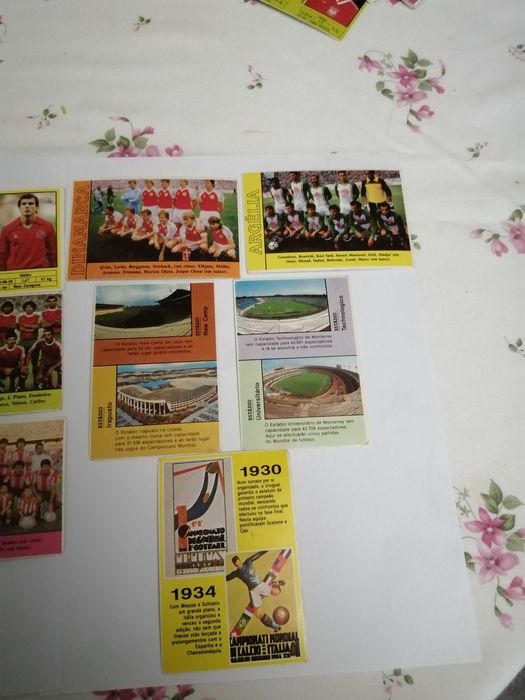 Calendários antigos com jogadores e equipas de futebol
