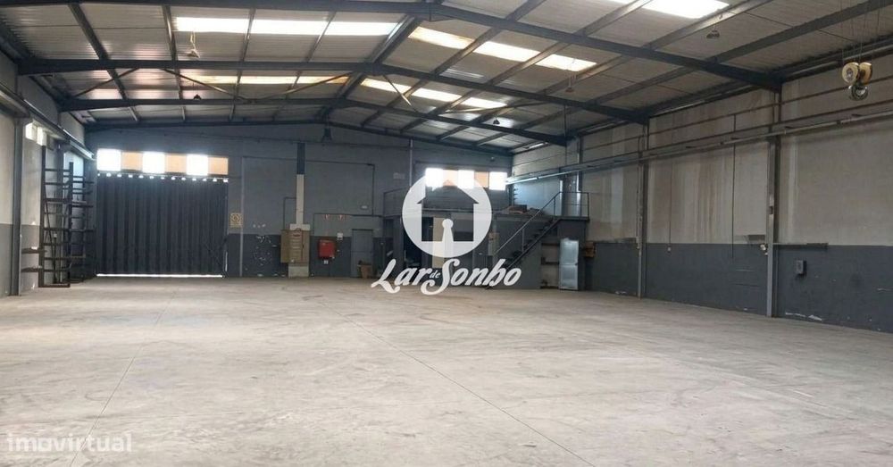 Armazém Gaveto 687 m² e 6 m de Pé-direito em Vilar - Vila do Conde