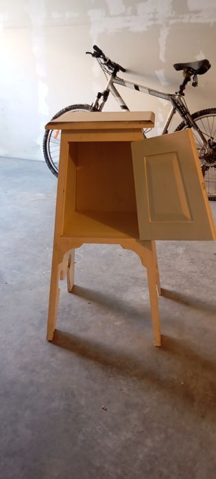 Mesa de cabeceira antiga