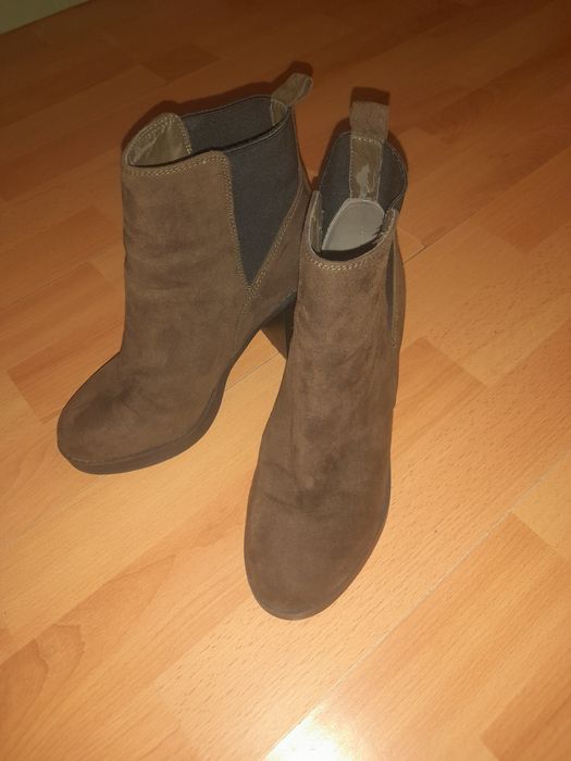 Замшеві ботинки на каблуках