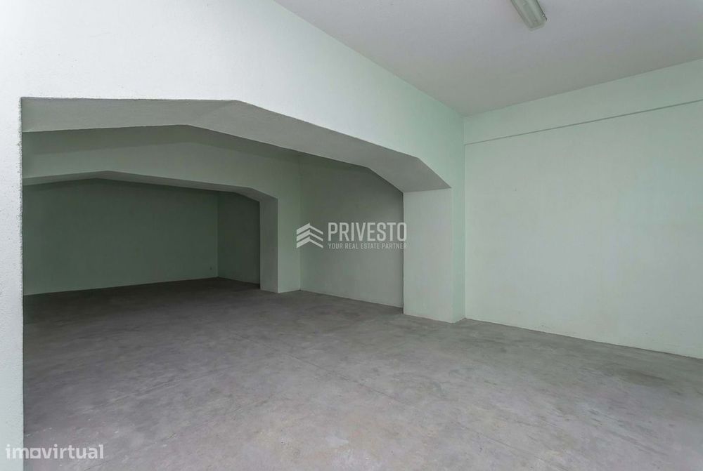 Garagem com Acesso Direto à Rua em Agualva-Cacém