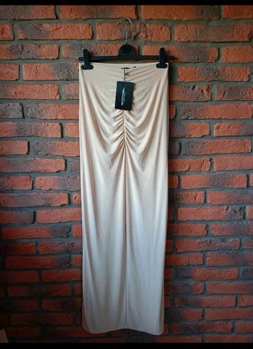 Beżowa sukienka dopasowana PrettyLittleThing M/L nowa z metką długa