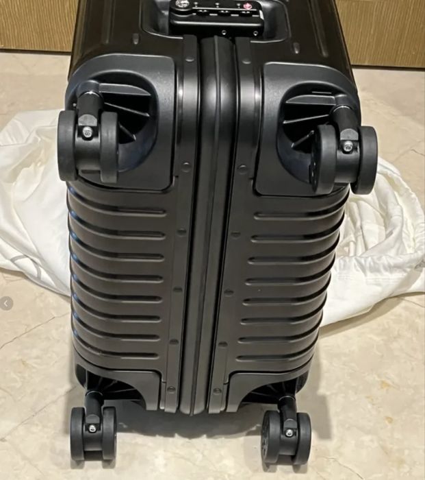 Walizka Kabinowa Rimowa Essential Cabin S - Black