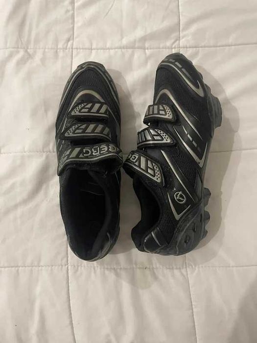 Sapatilhas de ciclismo BERG, pretas, com sistema de fecho em velcro para um ajuste seguro e confortável.