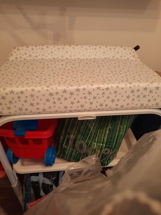 Muda fraldas com banheira separada