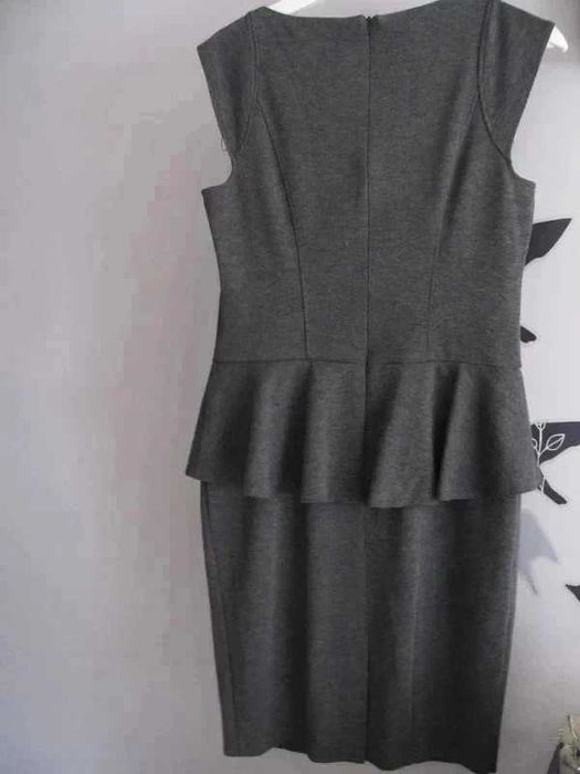 sukienka ołówkowa z falbaną