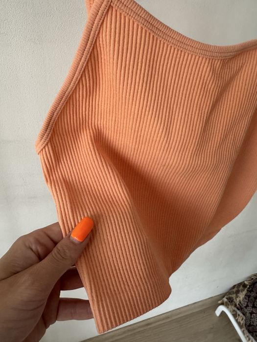 Prążkowany krótki crop top w prążki prążek elastyczny na ramiączkach