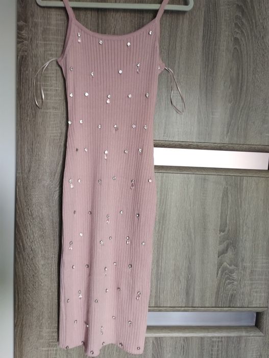 Sukienka z ozdobnymi kryształkami