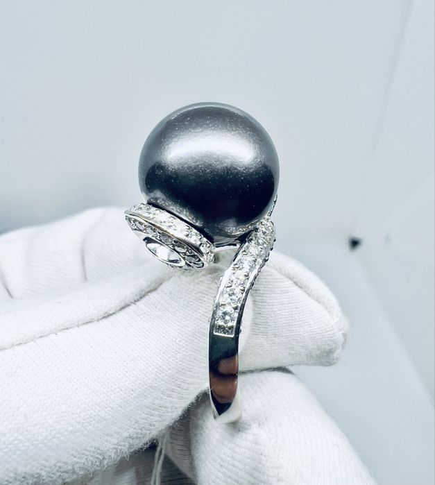 Золота каблучка з натуральними діамантами та чорною перлиною.