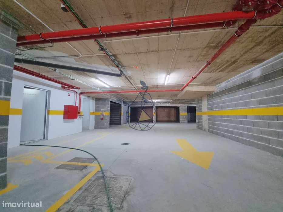 Garagens Box à Venda em Portimão — de 16 m² a 28 m², entre a estação d