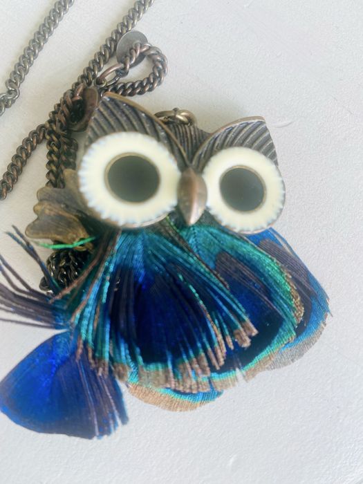Fio com pendente mocho penas cor pavão