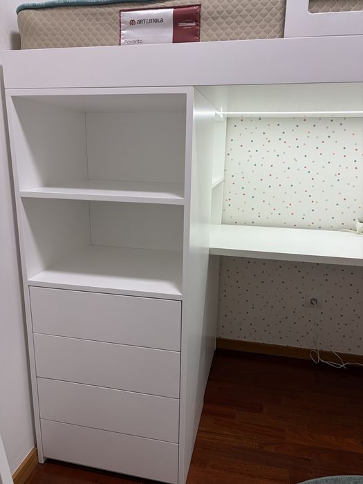 Vendo beliche infantil/juvenil, ideal para otimizar  o espaço do quarto. Estrutura moderna em branco, muito funcional e com bastante arrumação.