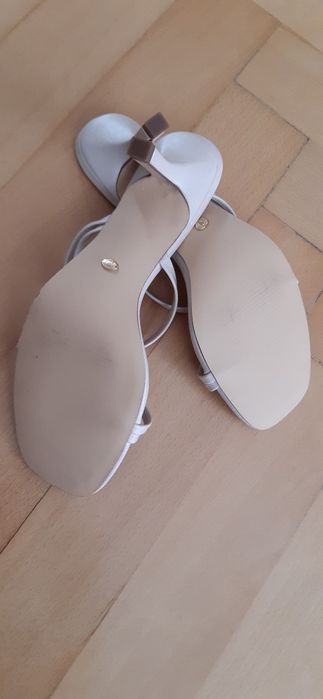 Sandały klapki 37 nude