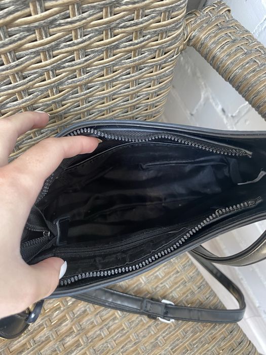 Женская черная сумка через плечо