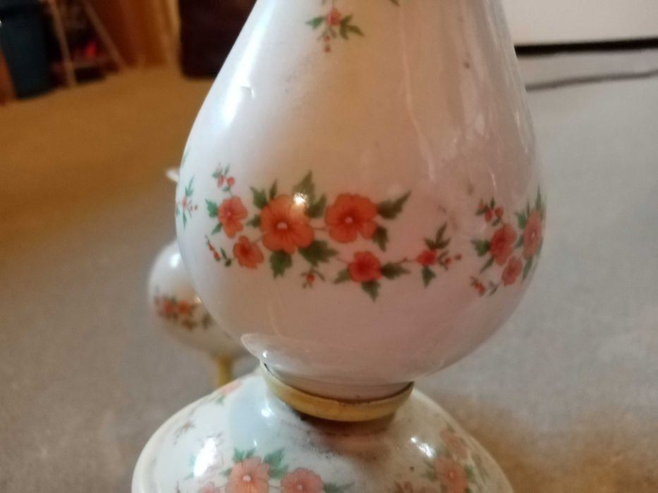 Stary żyrandol z elementami porcelanowymi