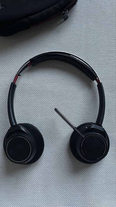 Voyager Focus UC B825-M + bolsa + cabo de carregamento