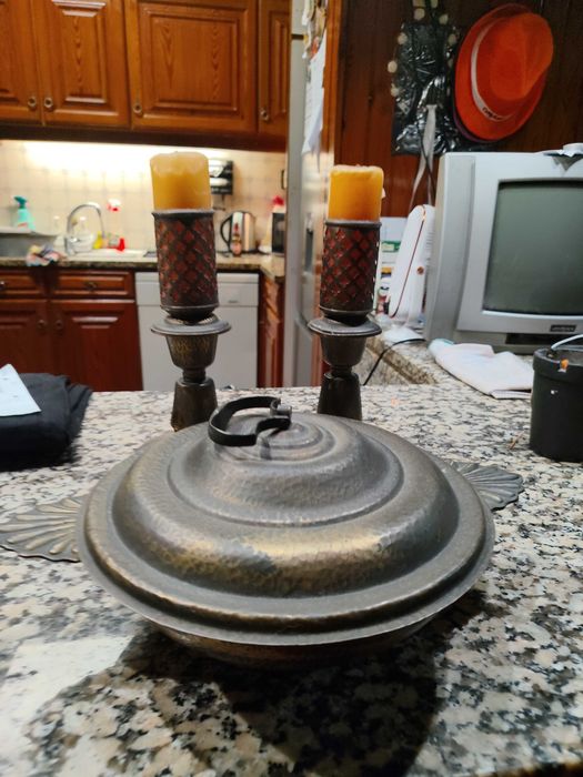 Vendo 2 castiçais e conjunto antiguidades