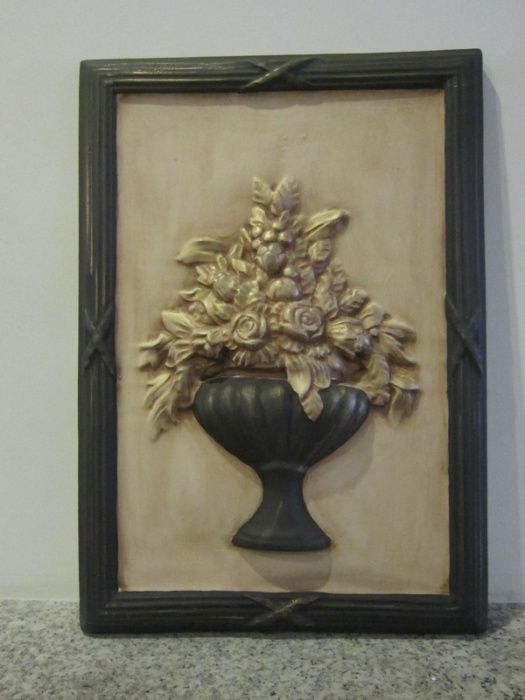 Quadro em gesso - taça com flores