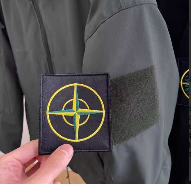 Klasyczna czarna kurtka z kapturem Marki Stone Island