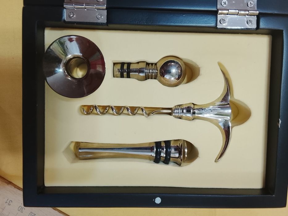 Подарочный винтажный набор для вина. В деревянном футляре