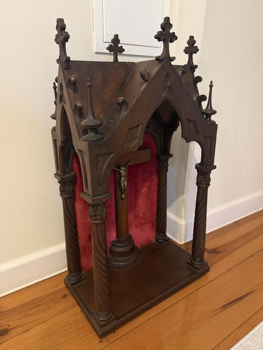 Oratório Neogótico em Madeira – Peça de Arte Sacra