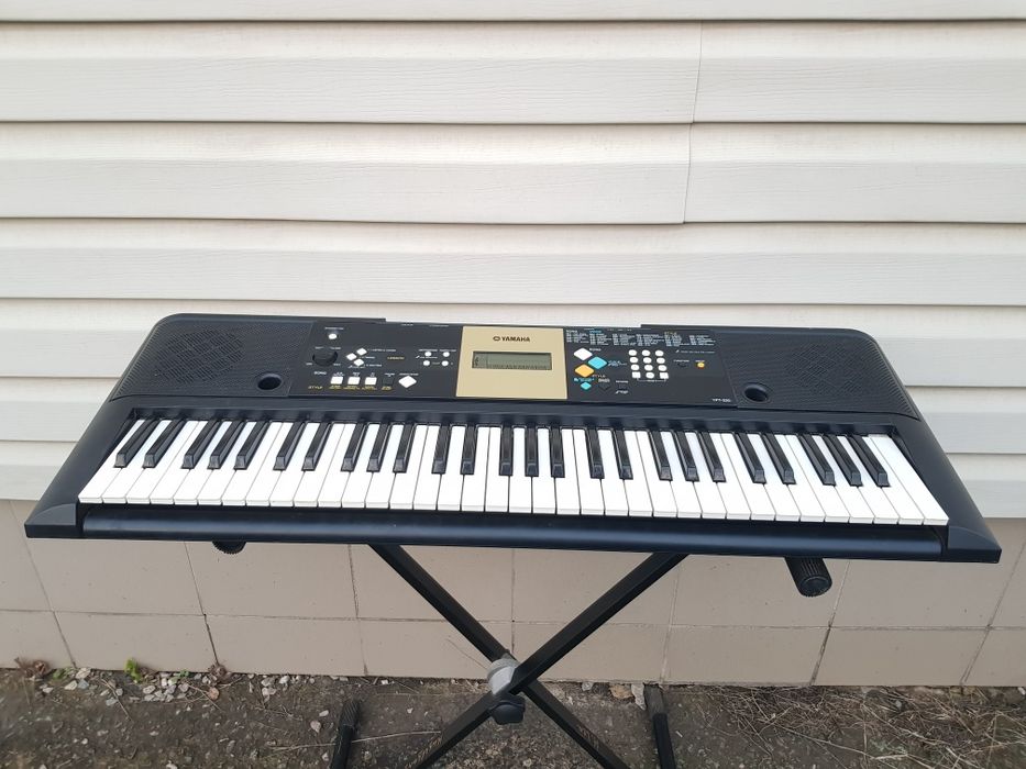 Синтезатор YAMAHA YPT-220/PSR 70 на 61 динамічну клавішу, б/у