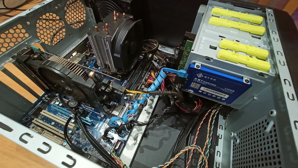 Zestaw komputerowy  stan B.dobry . SSD , WiFI , 4x3.4 GHz