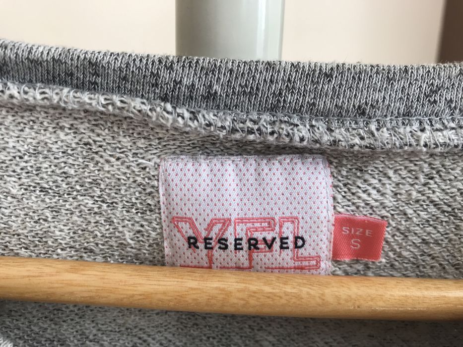 Szara bluza z ozdobnym kołnierzykiem w rozmiarze S/36 marki reserved