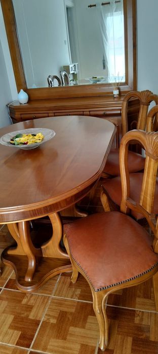 Mesa de cerejeira com seis cadeiras