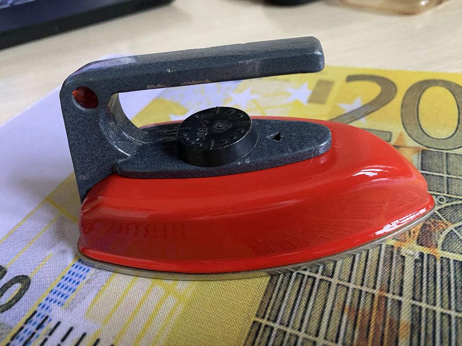 Продам детский металлический игрушечный утюг.