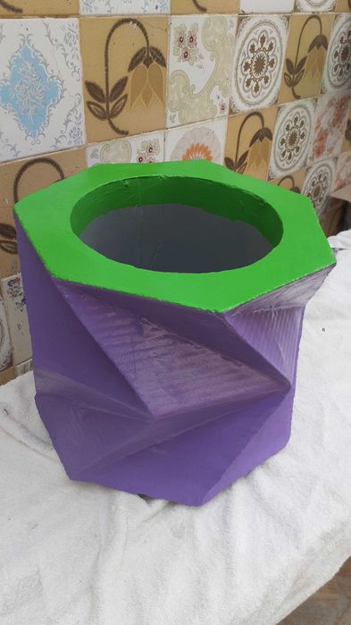 Artigos únicos em cimento e triciclo em cimento e triciclos de madeira