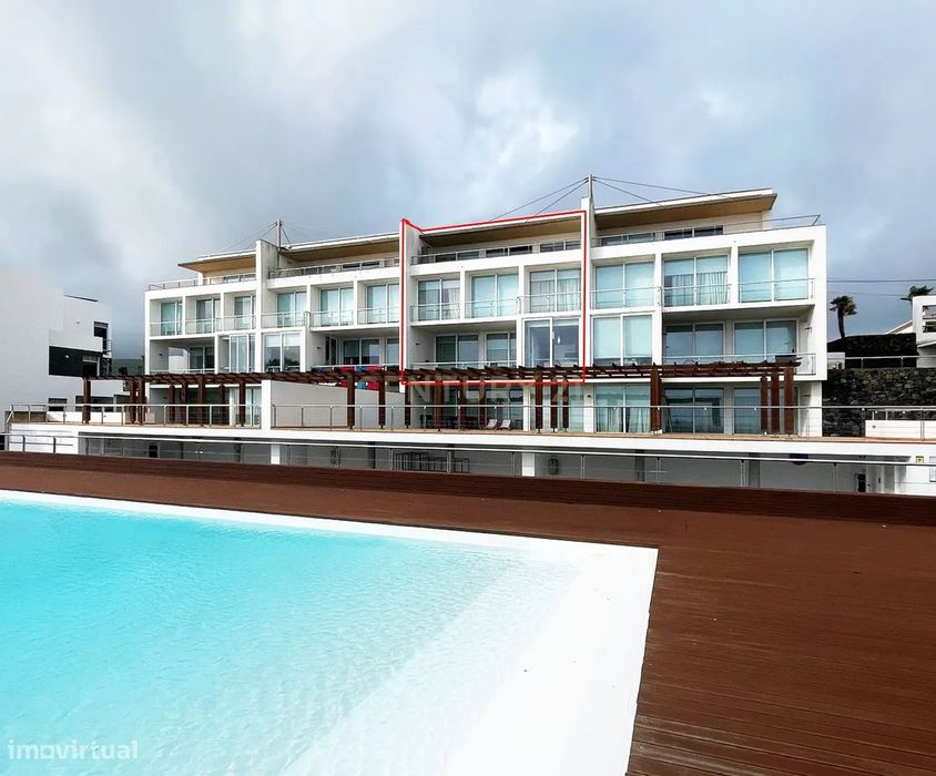 Apartamento T4 triplex com vista mar na Praia da Vitória