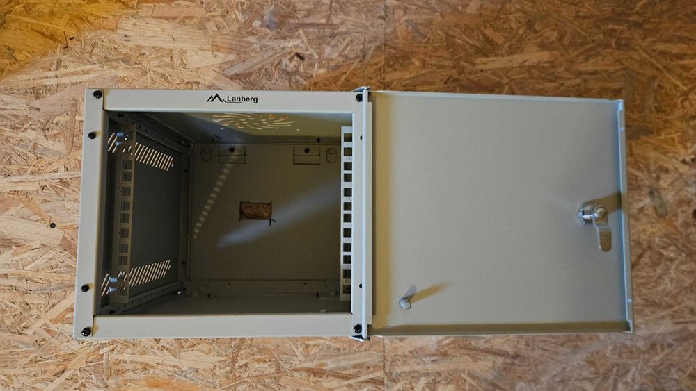Szafa RACK LANBERG 10" 4U Wisząca
