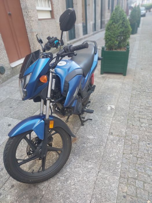 Vendo esta mota muito econômica 70 km com um litro