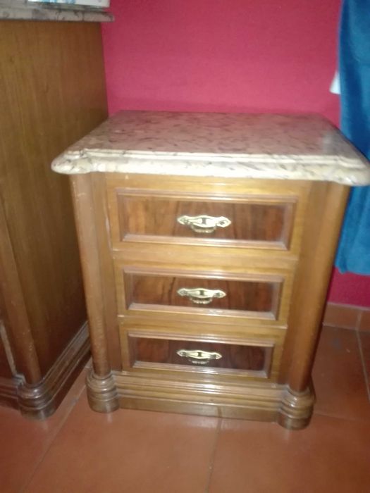 mesa de cabeceira com pedra