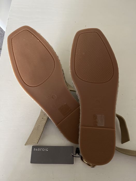 Sandalias Parfois em dourado novas