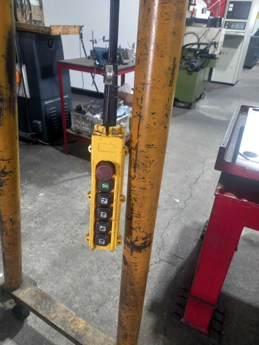 Pórtico com 2 guinchos de elevação