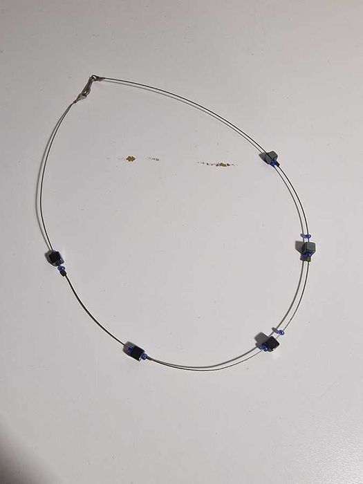 Delikatny naszyjnik na żyłce