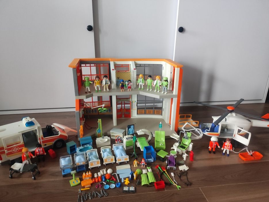 Ogromny szpital dziecięcy Playmobil 6657+ karetka i helikopter+akcesoria