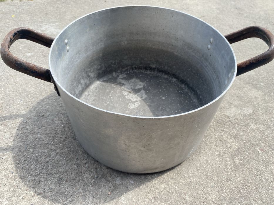 Garnek aluminiowy PRL srednica 24 wys 14,5 poj 6 litrow