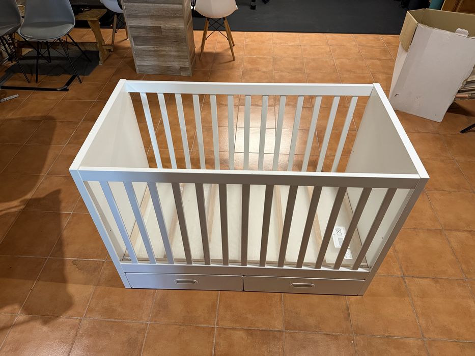 Berço de bebé Ikea branco com colchão e 2 gavetas