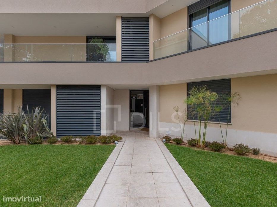 Apartamento T2 novo, na Parede, junto praia, com garagem e elevador