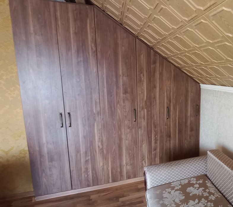 Szafa do zabudowy pod skośny sufit