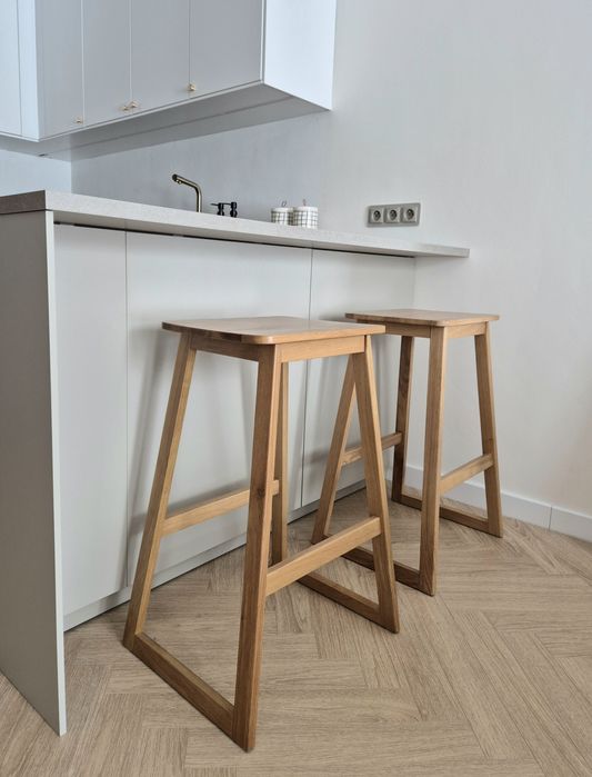 Zestaw 2 szt. dębowe hokery Korlan drewniane scandi minimalizm stołek