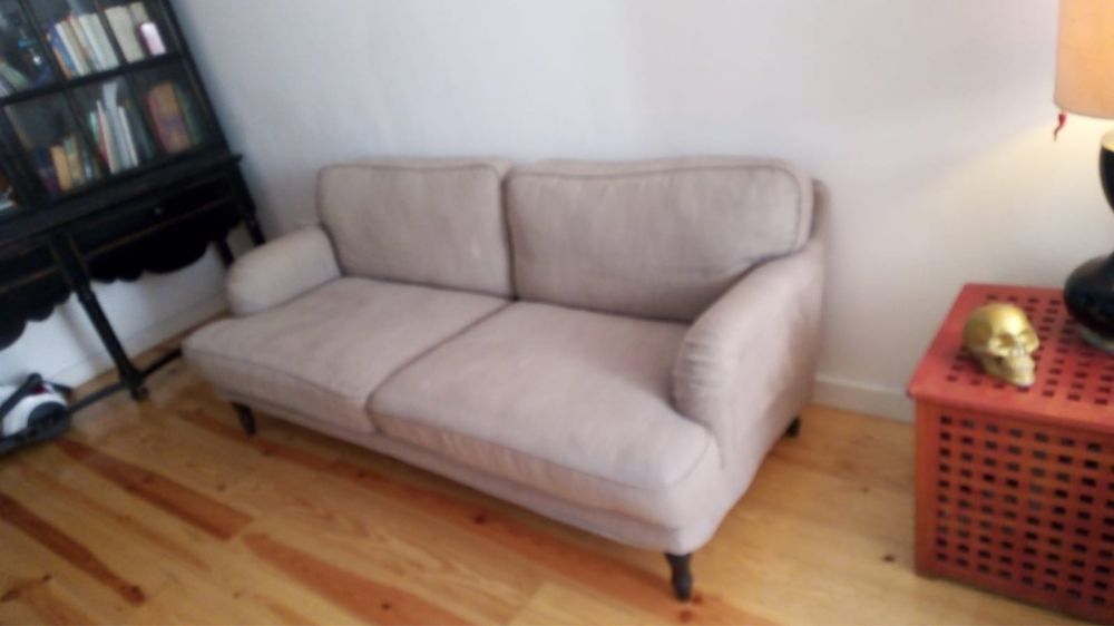 Sofá cinza, de estilo clássico e de 3 lugares. Está excelente estado.