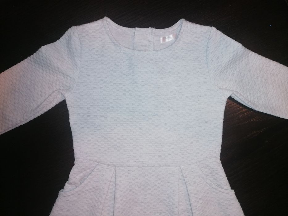 Sukienka z kieszeniami r. 104