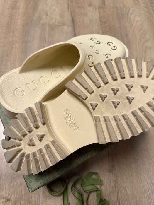Klapki Gucci GG Rubber Slides – kremowe roz 37